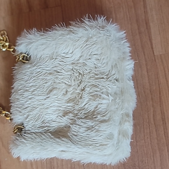 Elegant White Faux KIDS Fur Bag with Gold Chain - Picture 5 of 8